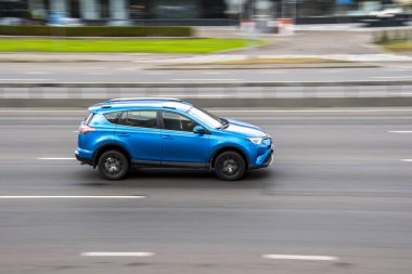 Ukrayna, Kyiv - 29 Eylül 2020: Mavi Toyota RAV4 aracı yolda ilerliyor