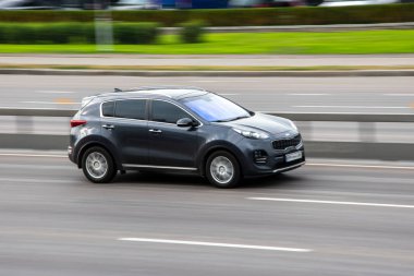 Ukrayna, Kyiv - 29 Eylül 2020: Siyah KIA Spor Araba sokakta ilerliyor