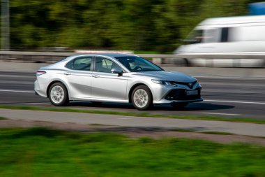 Ukrayna, Kyiv - 10 Aralık 2020: Gri Toyota Camry sokağa çıkıyor