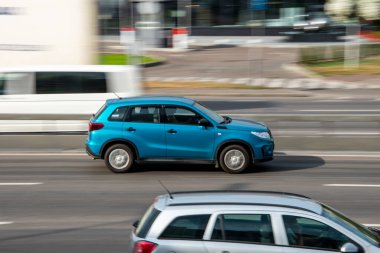 Ukrayna, Kyiv - 29 Eylül 2020: Mavi Suzuki Vitara SUV aracı yolda ilerliyor