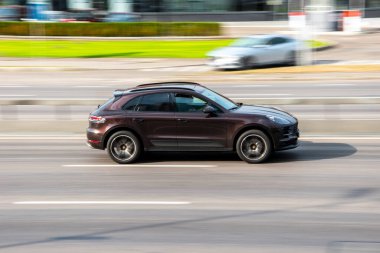 Ukrayna, Kyiv - 29 Eylül 2020: Kahverengi Porsche Macan arabası yolda ilerliyor