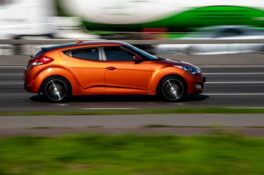 Ukrayna, Kyiv - 10 Aralık 2020: Turuncu Hyundai Veloster arabası yolda ilerliyor