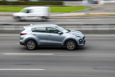 Ukrayna, Kyiv - 29 Eylül 2020: Gri Kia Sportage arabası sokakta hareket ediyor