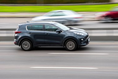 Ukrayna, Kyiv - 29 Eylül 2020: Siyah KIA Spor Araba sokakta ilerliyor