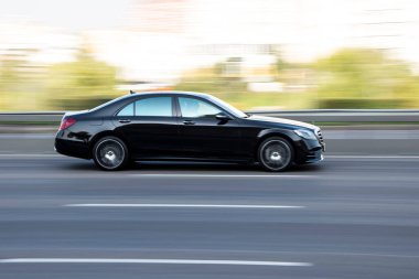 Ukrayna, Kyiv - 10 Aralık 2020: Siyah Mercedes-Benz S-Sınıfı