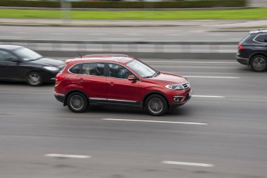 Ukrayna, Kyiv - 29 Eylül 2020: Kırmızı Chery Tiggo 5 aracı yolda ilerliyor