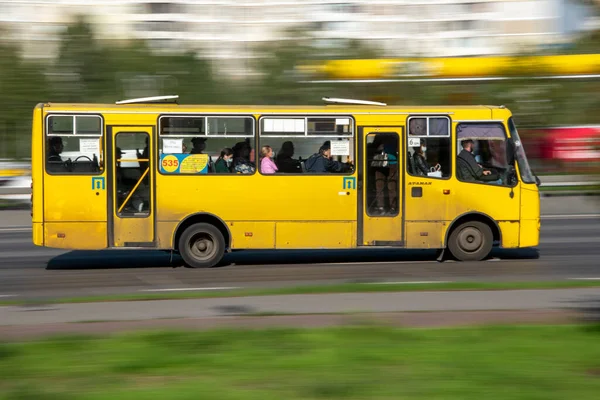 Украина Киев Декабря 2020 Желтый Автобус Атаман Движется Улице — стоковое фото