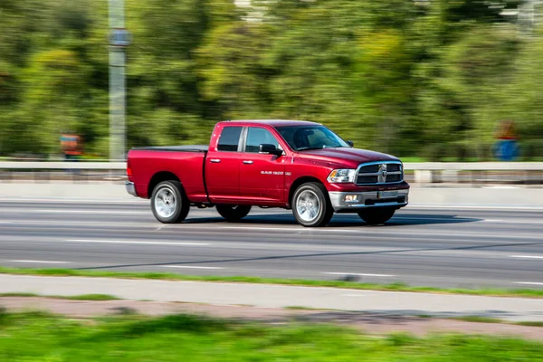 Ucrânia Kiev Dezembro 2020 Red Dodge Ram 1500 Movendo Rua — Fotografia de Stock