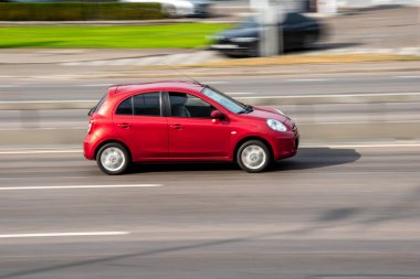 Ukrayna, Kyiv - 29 Eylül 2020: Kırmızı Nissan Micra arabası yolda ilerliyor