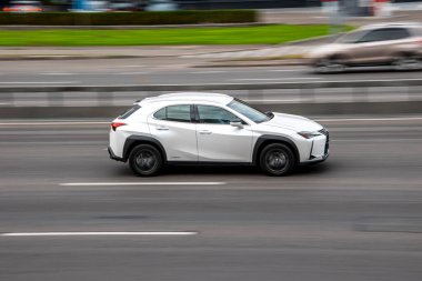 Ukrayna, Kyiv - 29 Eylül 2020: Beyaz Lexus UX aracı yolda ilerliyor