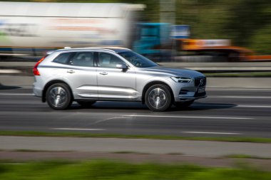 Ukrayna, Kyiv - 10 Aralık 2020: Gri Volvo CX60 sokakta ilerliyor