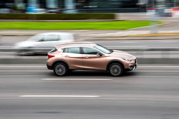 Ukraina Kiev September 2020 Gray Infiniti Qx30 Bil Rör Sig — Stockfoto