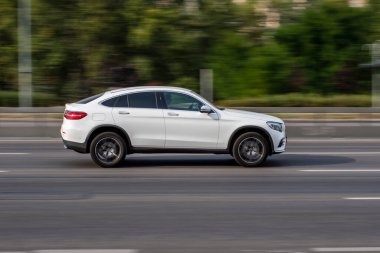 Ukrayna, Kyiv - 24 Eylül 2020: Beyaz Mercedes-Benz GLC-Sınıfı Coupe arabası