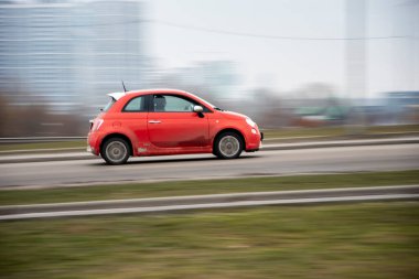 Ukrayna, Kyiv - 2 Mart 2021: Kırmızı Fiat 500E aracı yolda ilerliyor
