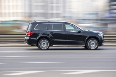 Ukrayna, Kyiv - 2 Mart 2021: Beyaz Mercedes-Benz GLS 4Matic araba yolda ilerliyor