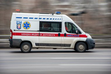 Ukrayna, Kyiv - 2 Mart 2021: Beyaz Mazda 6 aracı yolda ilerliyor