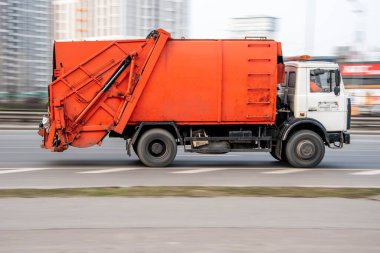 Ukrayna, Kyiv - 2 Mart 2021: Turuncu MAZ Çöp Kamyonu yolda ilerliyor