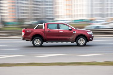 Ukrayna, Kyiv - 2 Mart 2021: Kırmızı Ford Ranger XLT 4x4 aracı yolda ilerliyor