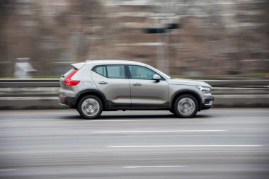 Ukrayna, Kyiv - 2 Mart 2021: Gri Volvo XC40 aracı sokakta hareket ediyor