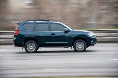 Ukrayna, Kyiv - 2 Mart 2021: Siyah Toyota Land Cruiser arabası yolda ilerliyor