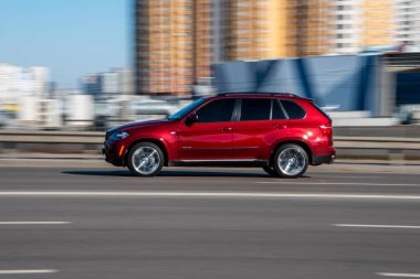 Ukrayna, Kyiv - 3 Mart 2021: Kırmızı BMW X5 aracı yolda ilerliyor;