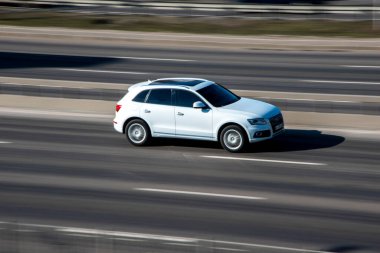 Ukrayna, Kyiv - 3 Mart 2021: Beyaz Audi Q5 aracı yolda ilerliyor;