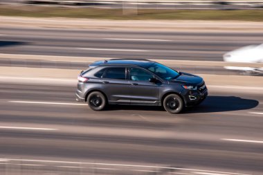 Ukrayna, Kyiv - 3 Mart 2021: Beyaz Gri Ford Edge arabası caddede ilerliyor;