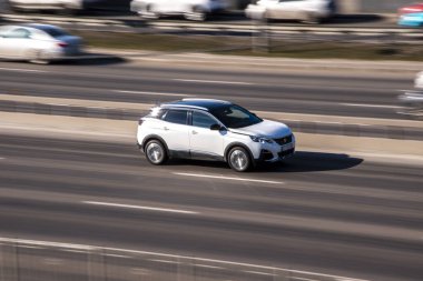 Ukrayna, Kyiv - 3 Mart 2021: Beyaz Peugeot 3008 aracı yolda ilerliyor;