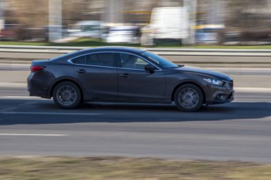 Ukrayna, Kyiv - 3 Mart 2021: Gri Mazda 6 aracı yolda ilerliyor;