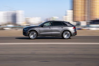 Ukrayna, Kyiv - 3 Mart 2021: Koyu Gri Audi Q8 aracı yolda ilerliyor;