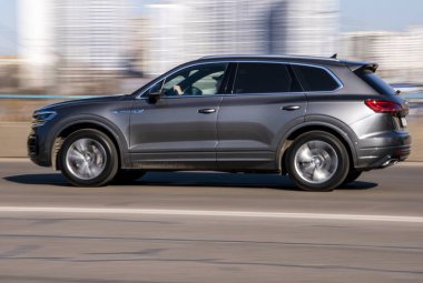 Ukrayna, Kyiv - 3 Mart 2021: Koyu Gri Volkswagen Touareg arabası caddede ilerliyor;