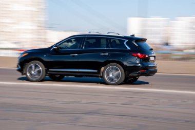 Ukrayna, Kyiv - 3 Mart 2021: Siyah Infiniti QX60 aracı sokakta hareket ediyor;