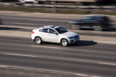 Ukrayna, Kyiv - 3 Mart 2021: Beyaz BMW X6 aracı yolda ilerliyor;