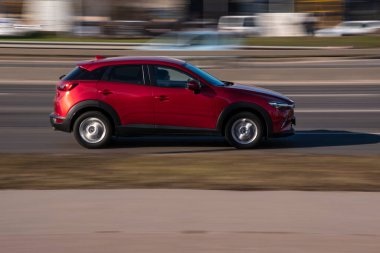 Ukrayna, Kyiv - 3 Mart 2021: Kırmızı Mazda CX-3 aracı yolda ilerliyor;