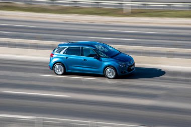 Ukrayna, Kyiv - 3 Mart 2021: Mavi Citroen Grand C4 aracı yolda ilerliyor;