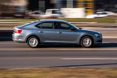 Ukrayna, Kyiv - 3 Mart 2021: Gri Skoda Supercar yolda ilerliyor;