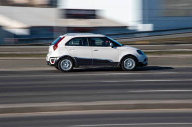 Ukrayna, Kyiv - 3 Mart 2021: Beyaz MG 3 Cross aracı caddede ilerliyor;