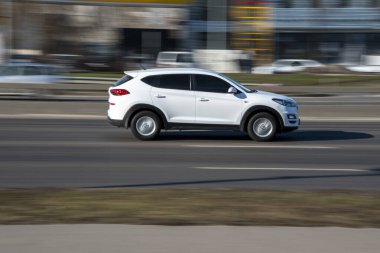 Ukrayna, Kyiv - 3 Mart 2021: Beyaz Hyundai Tucson arabası yolda ilerliyor;