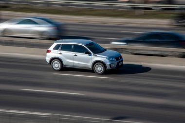 Ukrayna, Kyiv - 3 Mart 2021: Gri Suzuki Grand Vitara arabası yolda ilerliyor;