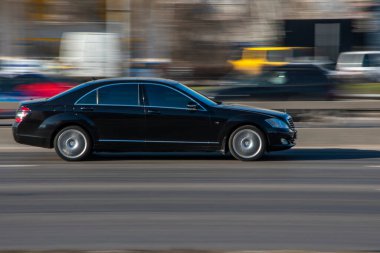 Ukrayna, Kyiv - 3 Mart 2021: Siyah Mercedes-Benz S-sınıfı araba yolda ilerliyor;