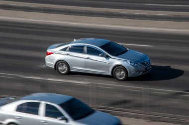 Ukrayna, Kyiv - 3 Mart 2021: Gri Hyundai Sonata arabası caddede ilerliyor;