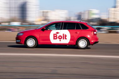 Ukrayna, Kyiv - 3 Mart 2021: Kırmızı Sürgülü Taksi caddede ilerliyor;