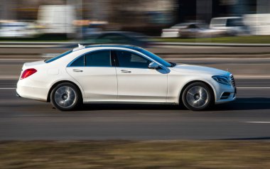 Ukrayna, Kyiv - 3 Mart 2021: Beyaz Mercedes-Benz S-sınıfı araba yolda ilerliyor;