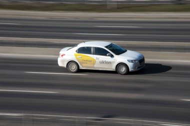 Ukrayna, Kyiv - 3 Mart 2021: Beyaz Taksi Uklon arabası yolda ilerliyor;