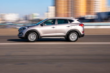 Ukrayna, Kyiv - 3 Mart 2021: Gri Hyundai Tucson arabası yolda ilerliyor;
