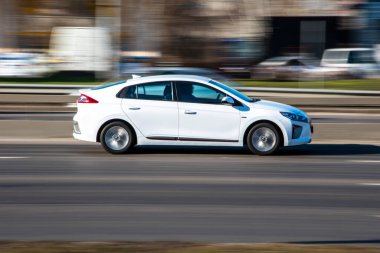 Ukrayna, Kyiv - 3 Mart 2021: Beyaz Hyundai Ioniq arabası sokakta ilerliyor;