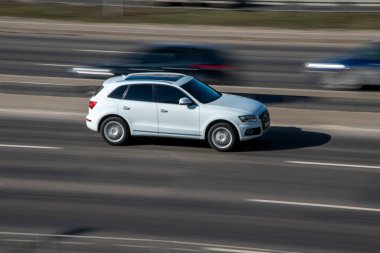 Ukrayna, Kyiv - 3 Mart 2021: Beyaz Audi Q5 aracı yolda ilerliyor;