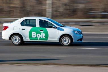 Ukrayna, Kyiv - 3 Mart 2021: Beyaz Taksi Bolt aracı yolda ilerliyor;
