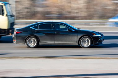 Ukrayna, Kyiv - 3 Mart 2021: Siyah Lexus ES arabası sokakta hareket ediyor;