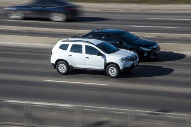 Ukrayna, Kyiv - 3 Mart 2021: Beyaz Renault Duster aracı yolda ilerliyor;